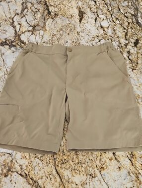 L.L.Bean Men's Beige Performance Cargo Shorts. Size M